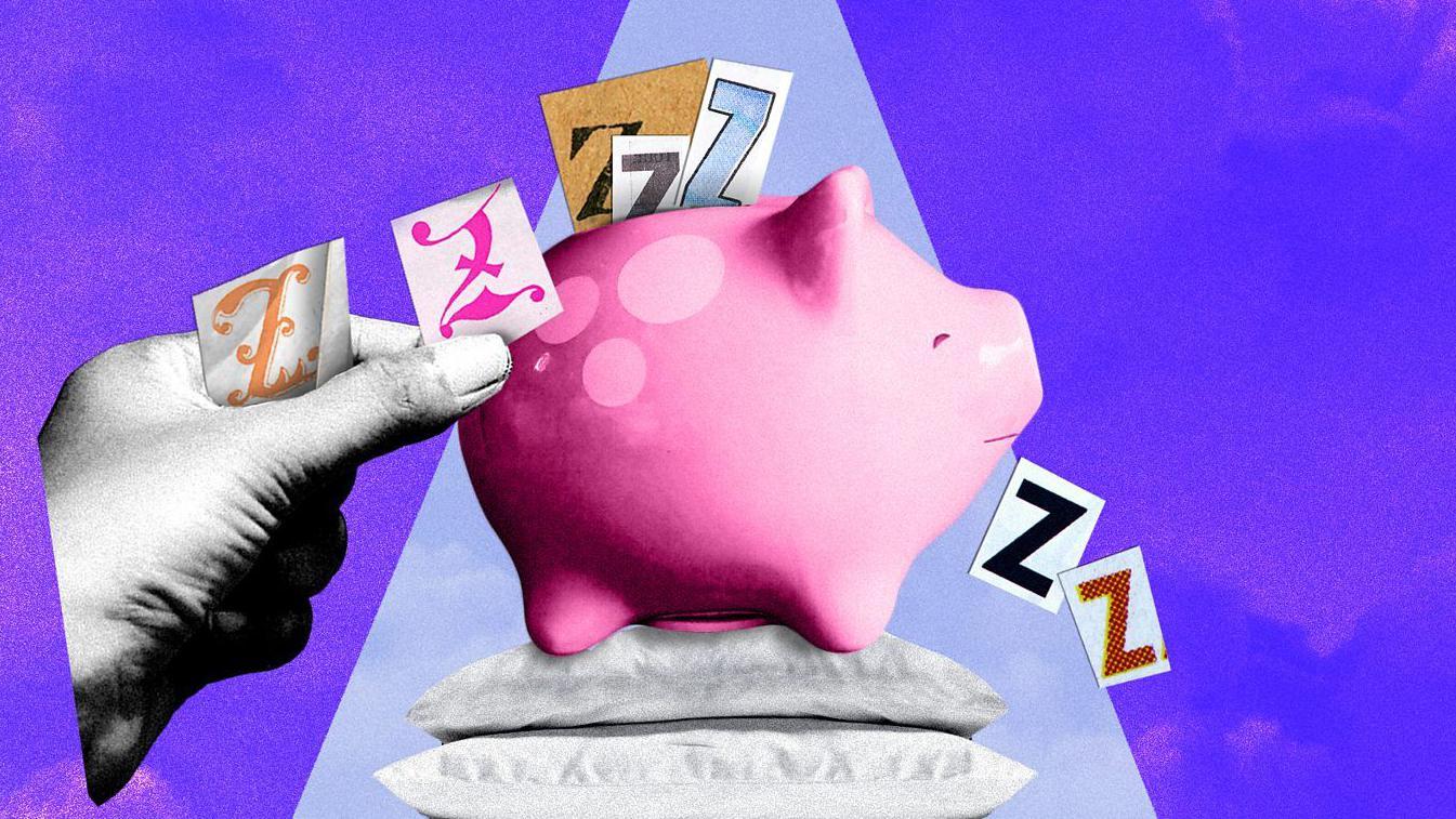 يد شخص تمسك بحصالة نقود