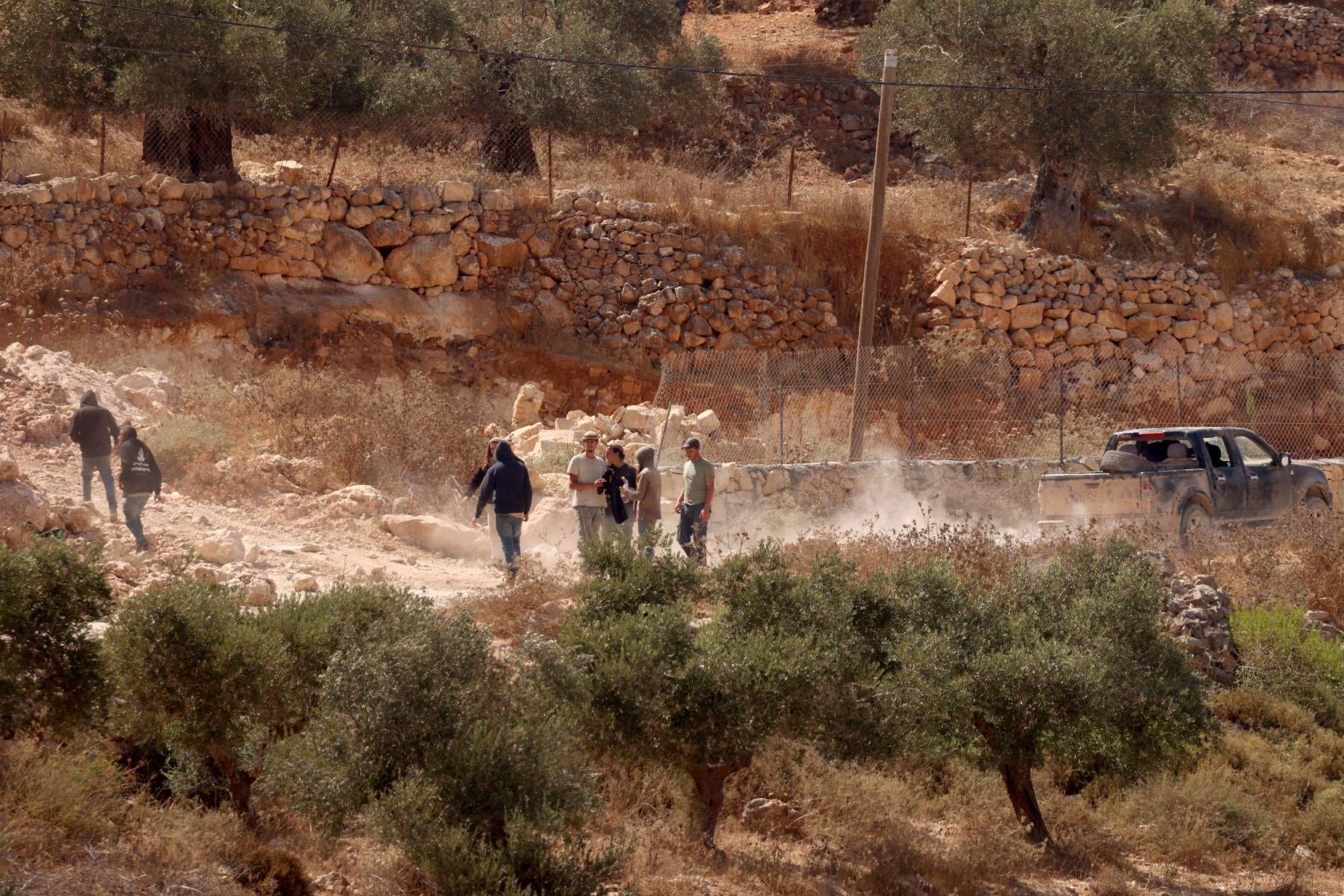 Colonos israelíes asedian una vivienda palestina por cuarto día consecutivo en la localidad de Qusra, al sur de Nablus.