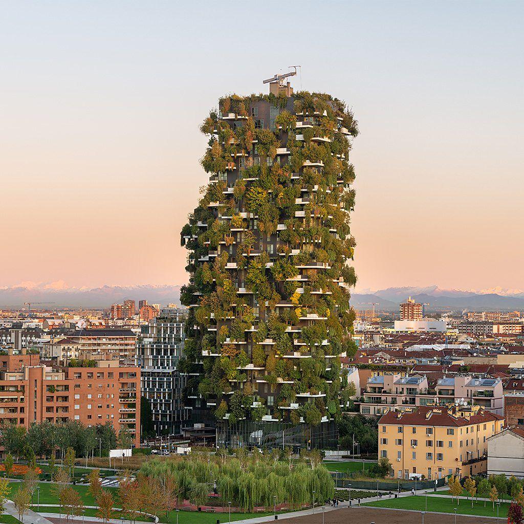 O complexo Bosco Verticale de Milão, na Itália, com suas sacadas repletas de árvores