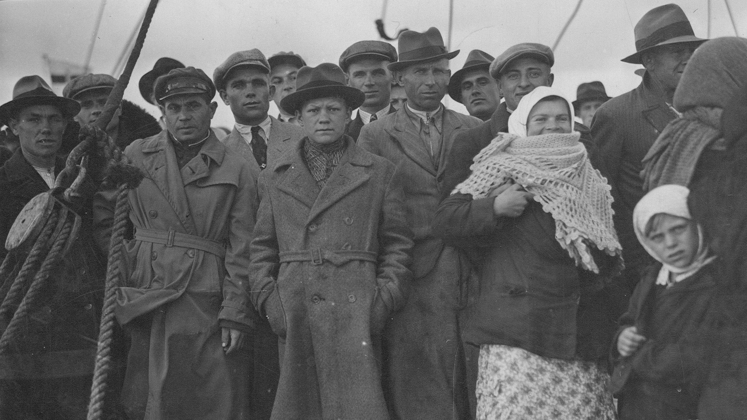 Un grupo de migrantes europeos posan ante la cámara a su llegada a un puerto argentino