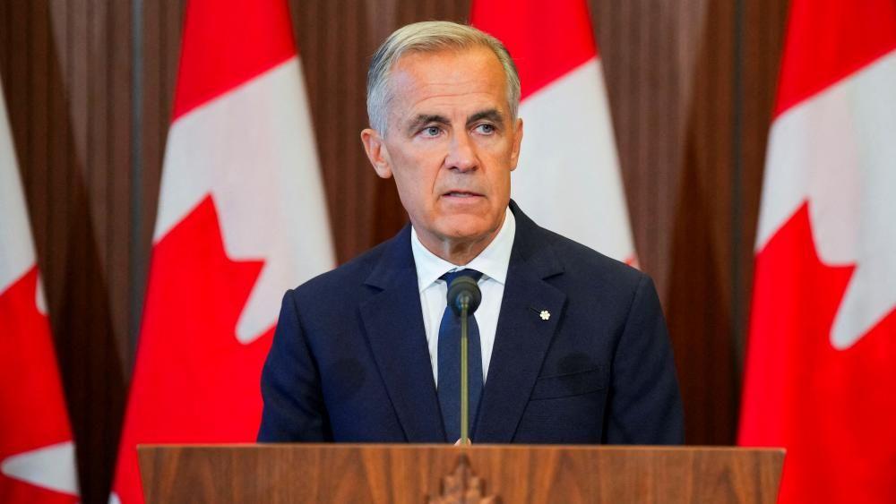 Mark Carney habla frente a un podio