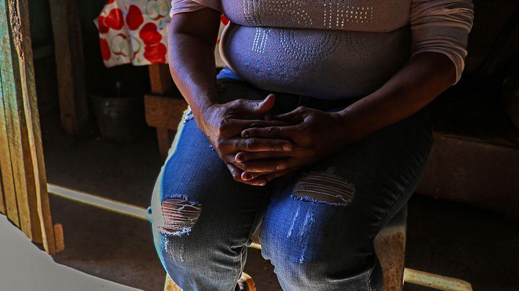 Las manos de una madre identificada como Erika. La foto fue tomada en el pueblo de Chirimoyos, Concordia, .Estado de Sinaloa