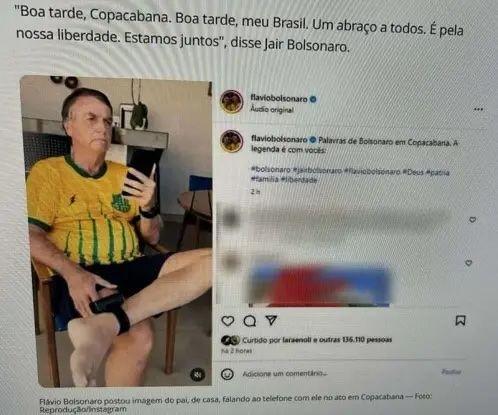 Una publicación en la que una foto en la que sale Jair Bolsonaro, con una camiseta amarilla, sentado viendo su teléfono en la sala de su casa, se acompaña con el título: "Buena tarde Copacabana. Buena tarde mi Brasil. Y por nuestra libertad. Estamos Juntos", dice Jair Bolsonaro".