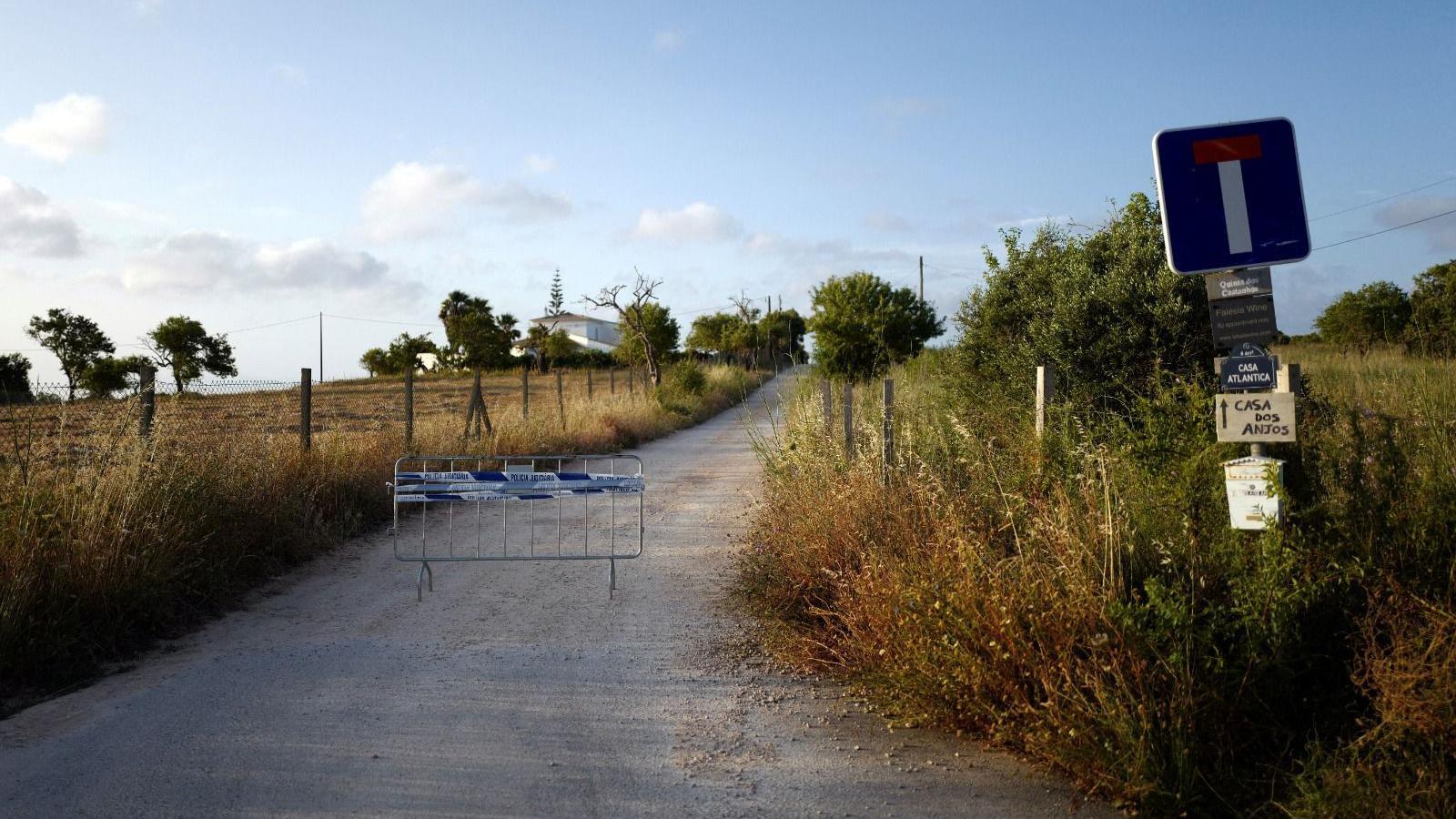 Uma barreira bloqueia a rua enquanto a pol&iacute;cia retoma as buscas pelo corpo de Madeleine McCann, que desapareceu em maio de 2007