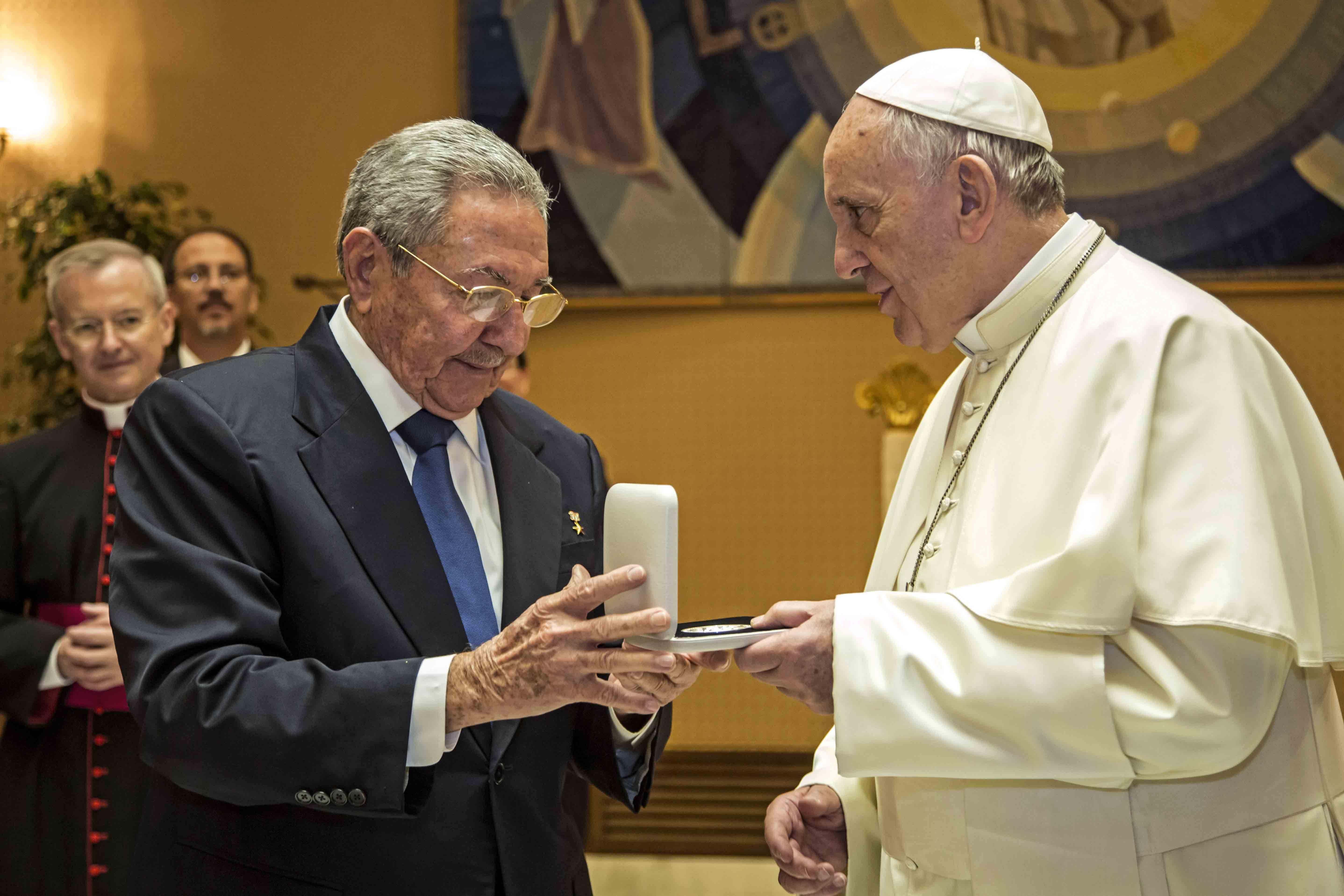 Papa Francisco com Raúl Castro