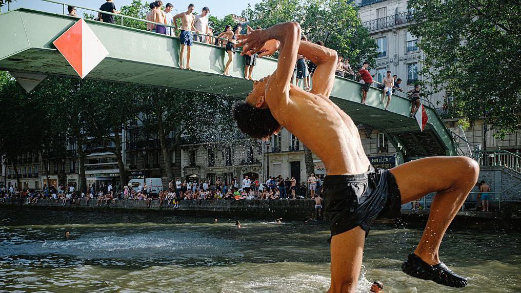 Estos días, miles de personas se han dirigido a los canales de París para refrescarse.