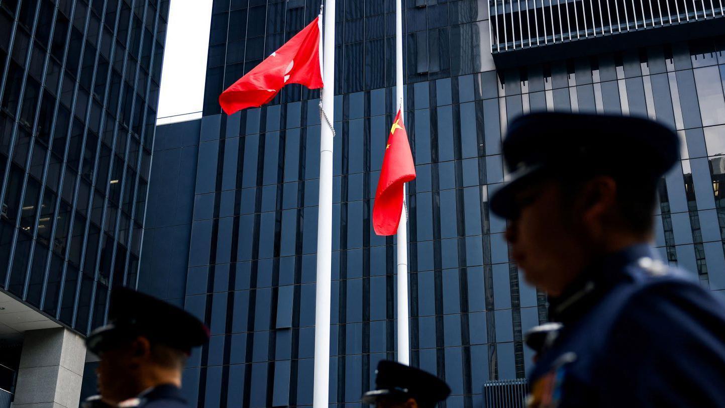 2025年11月29日，香港和中央駐港機構官員在舉行儀式悼念在大埔宏福苑火災中遇難的遇難者後離開。