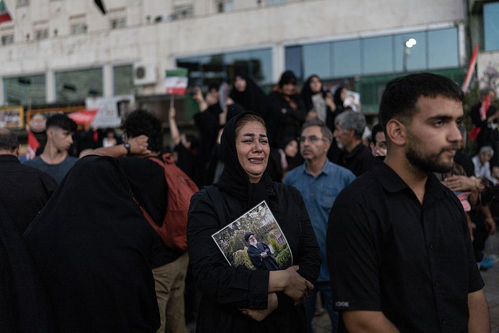 Para pelayat menghadiri pemakaman Ali Khamenei, beserta sejumlah anggota keluarganya, sebelum dimakamkan di Kompleks Makam Imam Reza di Mashhad pada 9 Juli 2026.