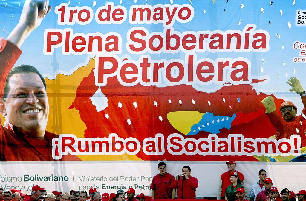 Momento en el que Hugo Chávez da un discurso al nacionalizar la Faja Petrolífera del Orinoco en 2007.