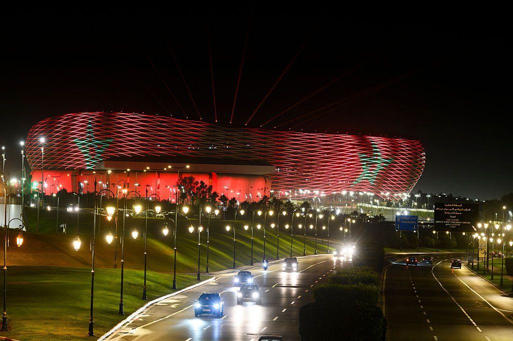 ملعب  مولاي عبد الله بالرباط مضاء بلوني العلم المغربي الأحمر والأخضر خلال عرض ليلي في 8 نوفمبر/ تشرين الثاني 2025.
