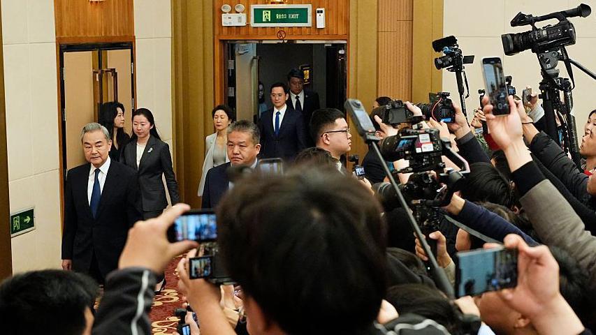 王毅在記者的鏡頭之下走入會場。