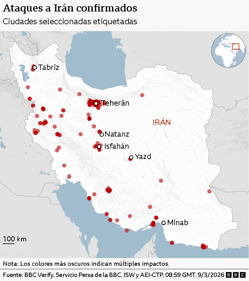 La imagen es un mapa de Irán con símbolos de puntos rojos que indican lugares que han sufrido uno o más ataques estadounidenses e israelíes. Además, se identifican algunas ciudades clave, como:

- Tabriz (noroeste de Irán)
- Teherán (centro-norte de Irán, la capital)
- Isfahán (centro de Irán)
- Yazd (centro de Irán)
- Minab (sur de Irán)

El mapa incluye un pequeño globo terráqueo en la esquina superior derecha que destaca la ubicación de Irán en Medio Oriente. El logotipo de la BBC aparece en la esquina inferior derecha. Las fronteras de los países vecinos y las costas están apenas delineadas, pero el enfoque se centra en la distribución de los lugares de ataque en Irán.