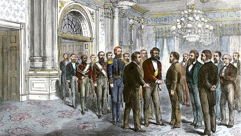 Recepção real em um palácio, com a participação de diversas pessoas