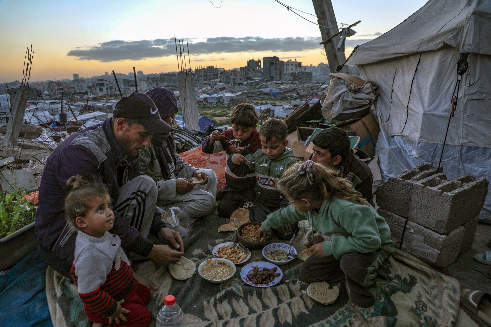 في اليوم الثاني من شهر رمضان المبارك، أفطرت عائلة فلسطينية، من بينهم محمد جنيدة، البالغ من العمر 36 عامًا، خارج خيمتهم في منزلهم المدمر في جباليا شمال قطاع غزة، بتاريخ 19 فبراير/شباط 2026.