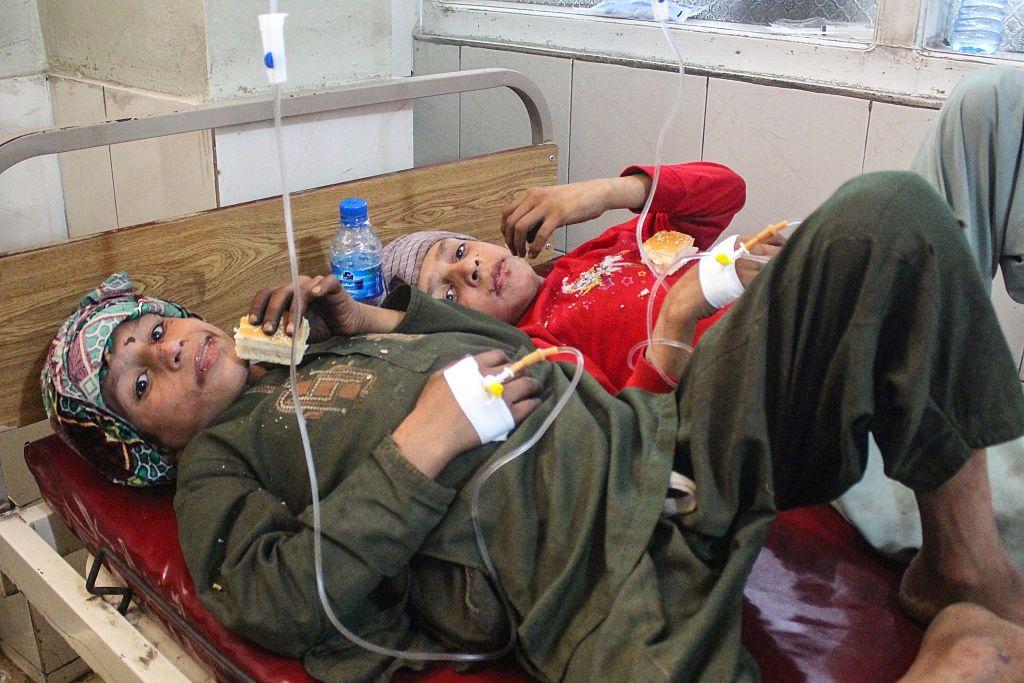Niños afganos heridos reciben tratamiento en un hospital tras un terremoto en Jalalabad, en el este de Afganistán, el 1 de septiembre de 2025
