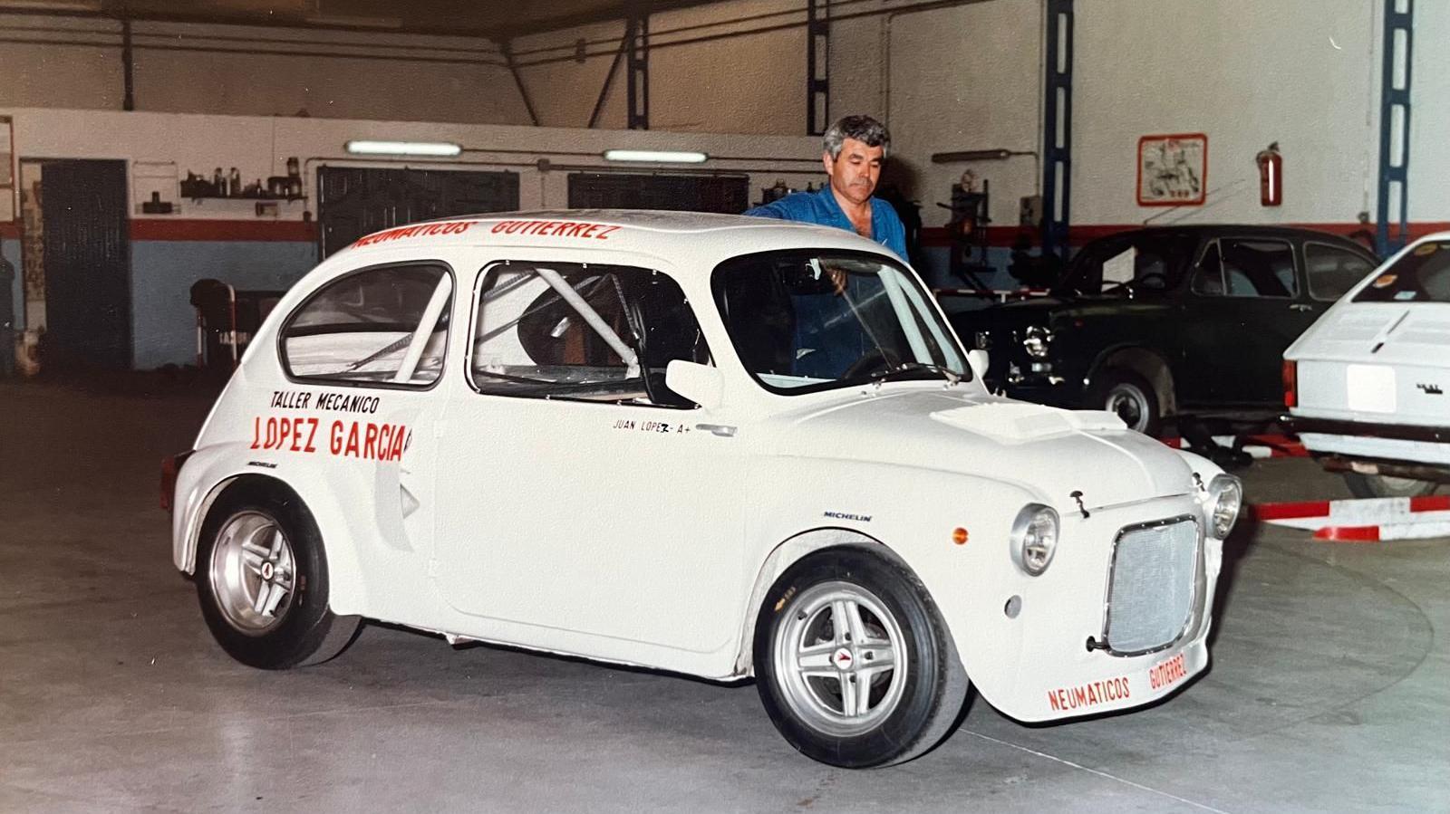 Juan L&oacute;pez mostra orgulhoso na sua oficina o Seat 600, um pequeno carro branco de duas portas, modificado por ele pr&oacute;prio