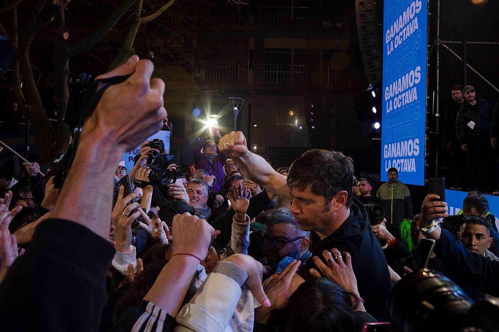 El gobernador de Buenos Aires, Axel Kicillof, saluda a seguidores en un acto partidario.