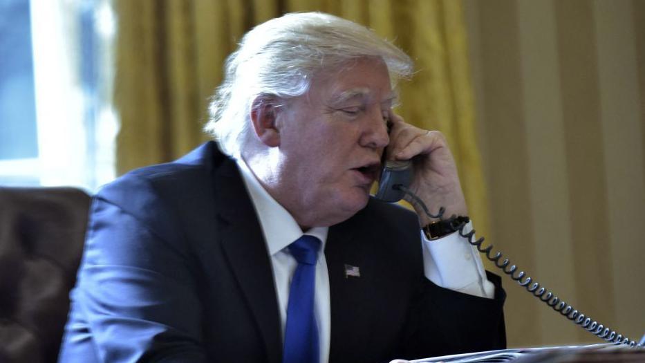 Donald Trump hablando por teléfono desde la Oficina Oval