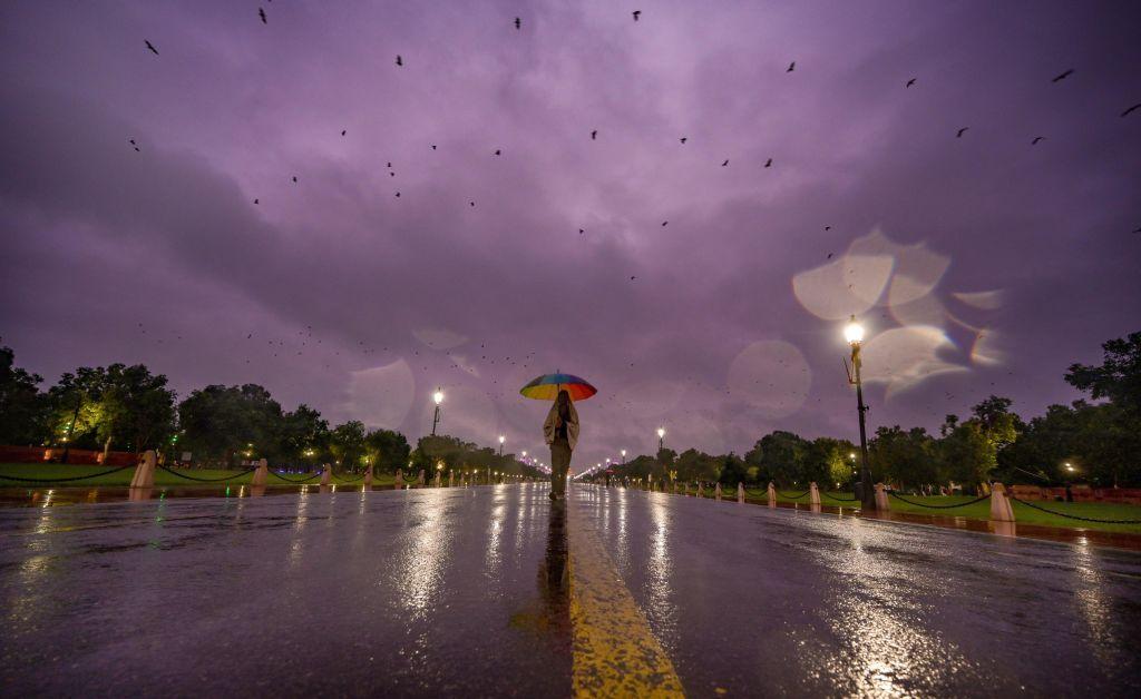 Avenida lluviosa en Nueva Delhi