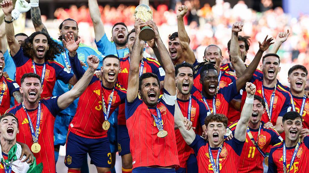 España levanta la Copa del Mundo tras la victoria frente a Argentina en Nueva Jersey.