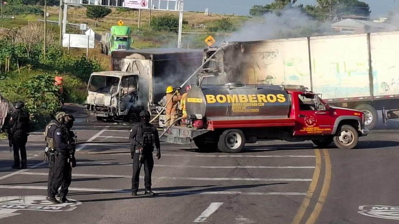 Bomberos combaten las llamas de un camión incendiado en Michoacán