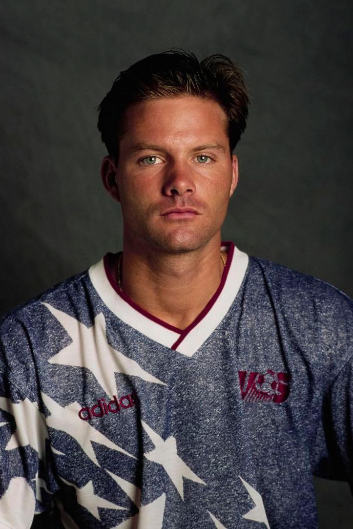 Eric Wynalda, atacante da sele&ccedil;&atilde;o americana na Copa do Mundo de 1994, com o uniforme da equipe