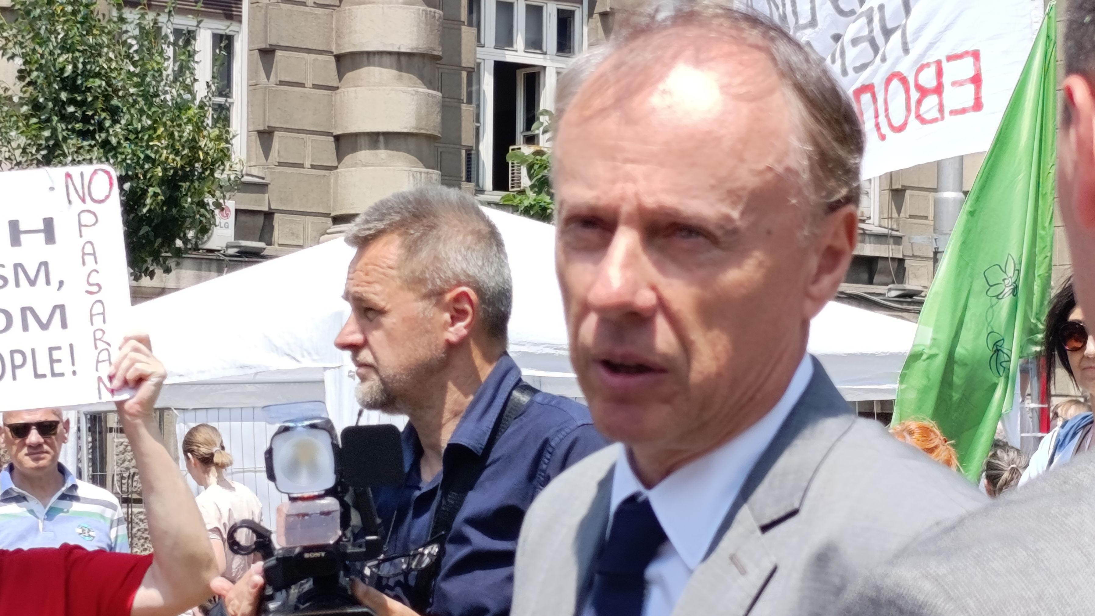 Vladan Đokić u sivom odelu na jednom od protesta ispred zgrade vlade