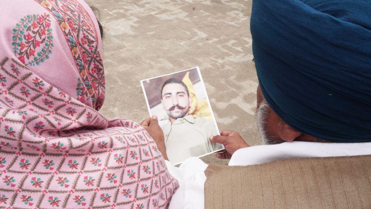 امرت پال سنگھ کے والدین ایک تصویر دیکھ کر اپنے بیٹے کا انتظار کر رہے ہیں 