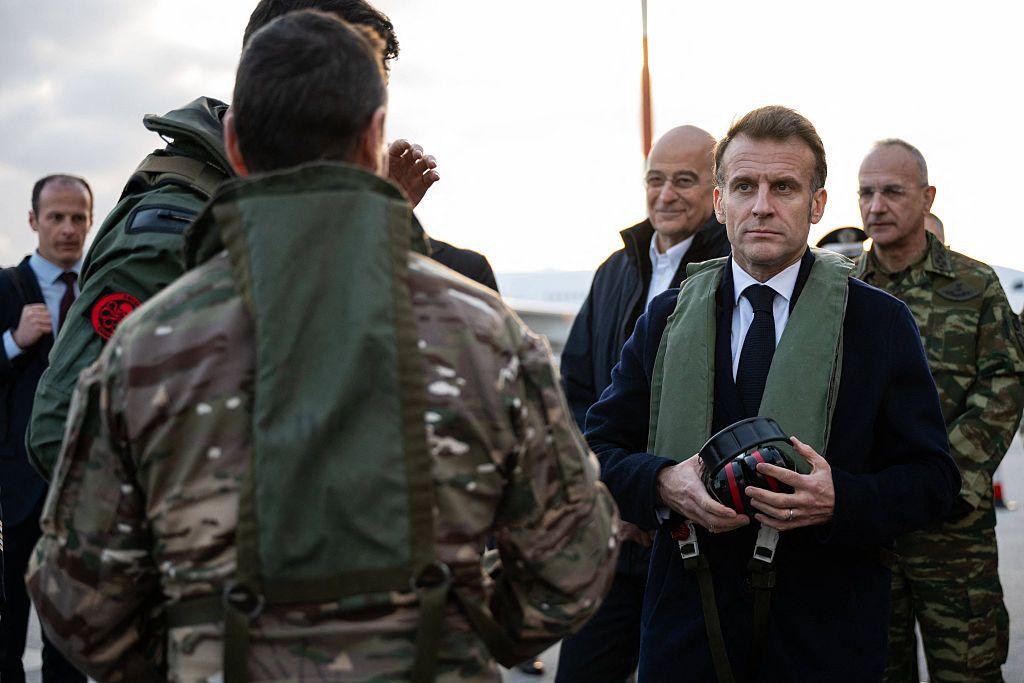 Macron con militares en Chipre.