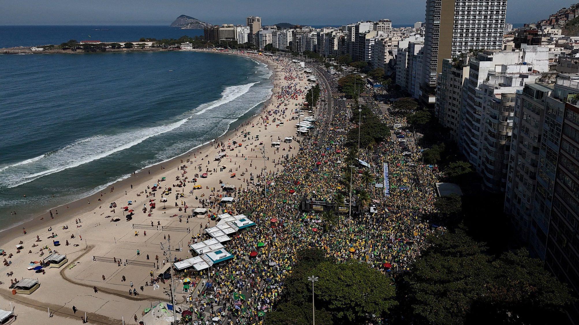 Praia de Copacabana, no Rio de Janeiro, com apoiadores de Bolsonaro no último domingo. 