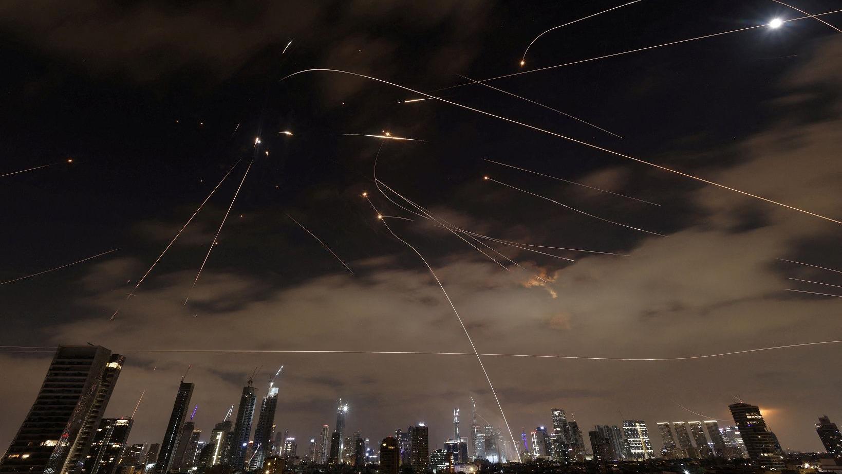 Mísseis lançados do Irã são interceptados, conforme visto de Tel Aviv, Israel, em 16 de junho de 2025.