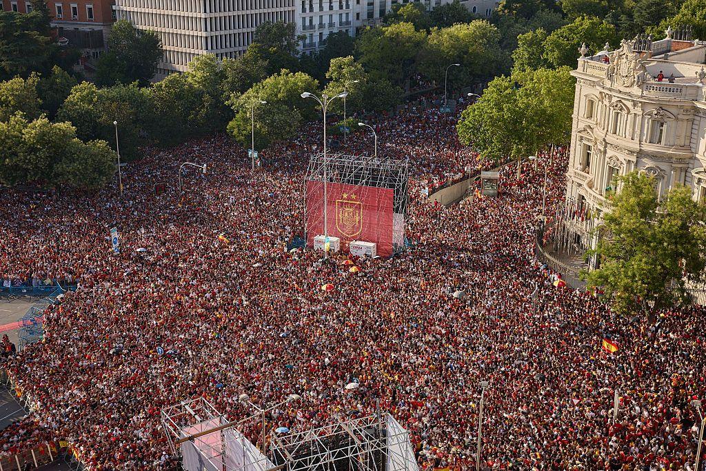 Aficionados españoles se reúnen para celebrar tras la conquista del título de la Copa Mundial de la FIFA por parte de España, en Madrid, España, el 20 de julio de 2026.