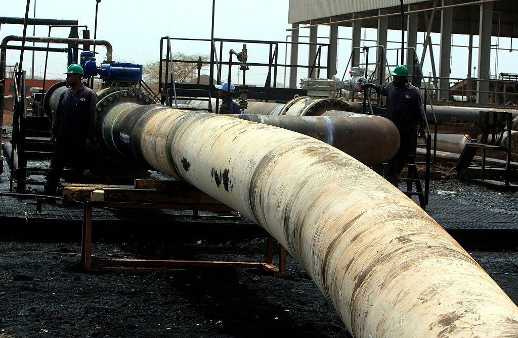 طاقم إصلاح سوداني يعمل في منشأة هجليج النفطية، بعد أن استأنف السودان ضخ النفط من الحقل النفطي المتضرر جراء الحرب في 2 مايو/أيار 2012، بعد 12 يومًا من مغادرة قوات جنوب السودان المحتلة للمنطقة