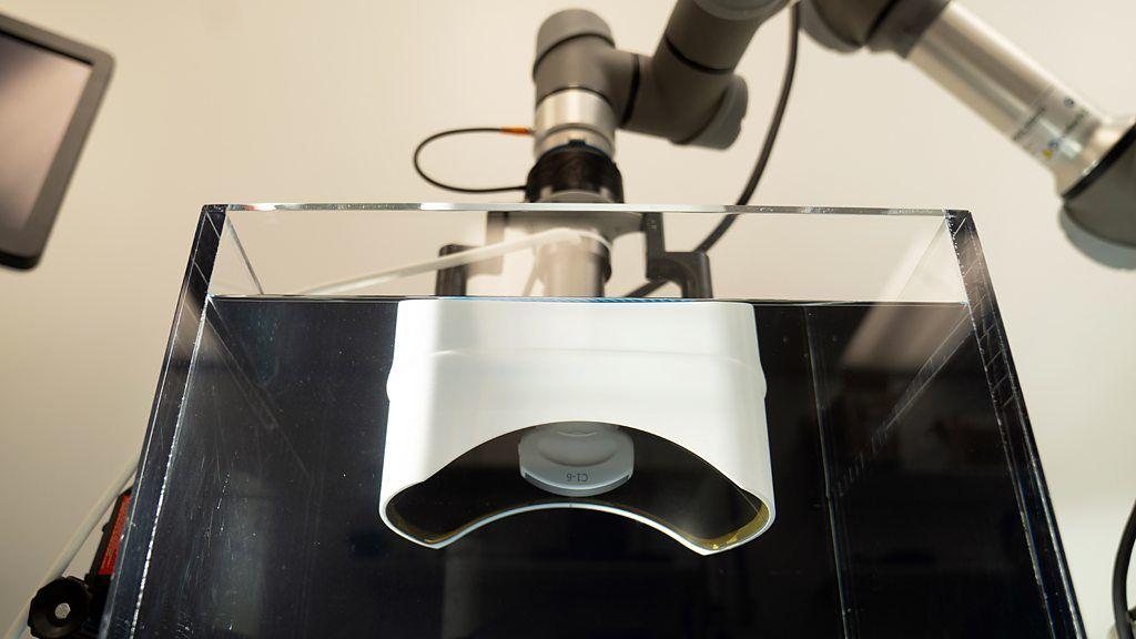 El brazo de una máquina de ultrasonido para tratamientos de cáncer