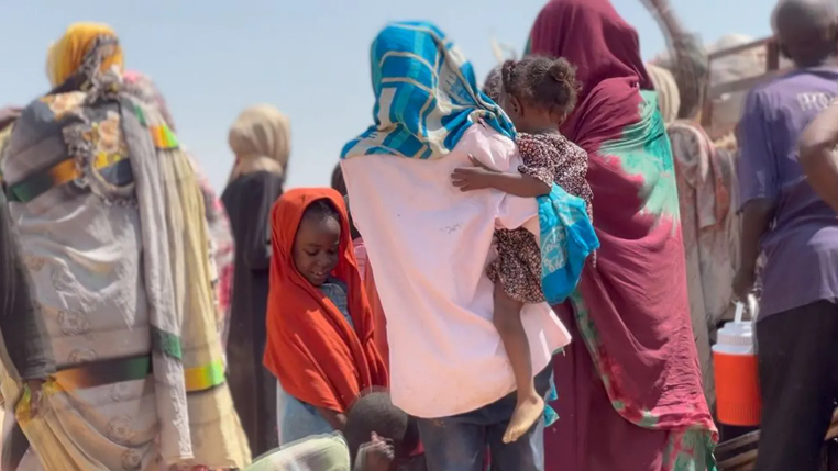 "ضربوا من قاوم وسرقوه وأعدموا البعض. شاهدتُ جثثاً ملقاة في الشوارع" - شهادات فارّين من الفاشر 2 معظم الذين وصلوا إلى الطويلة هم من النساء والأطفال