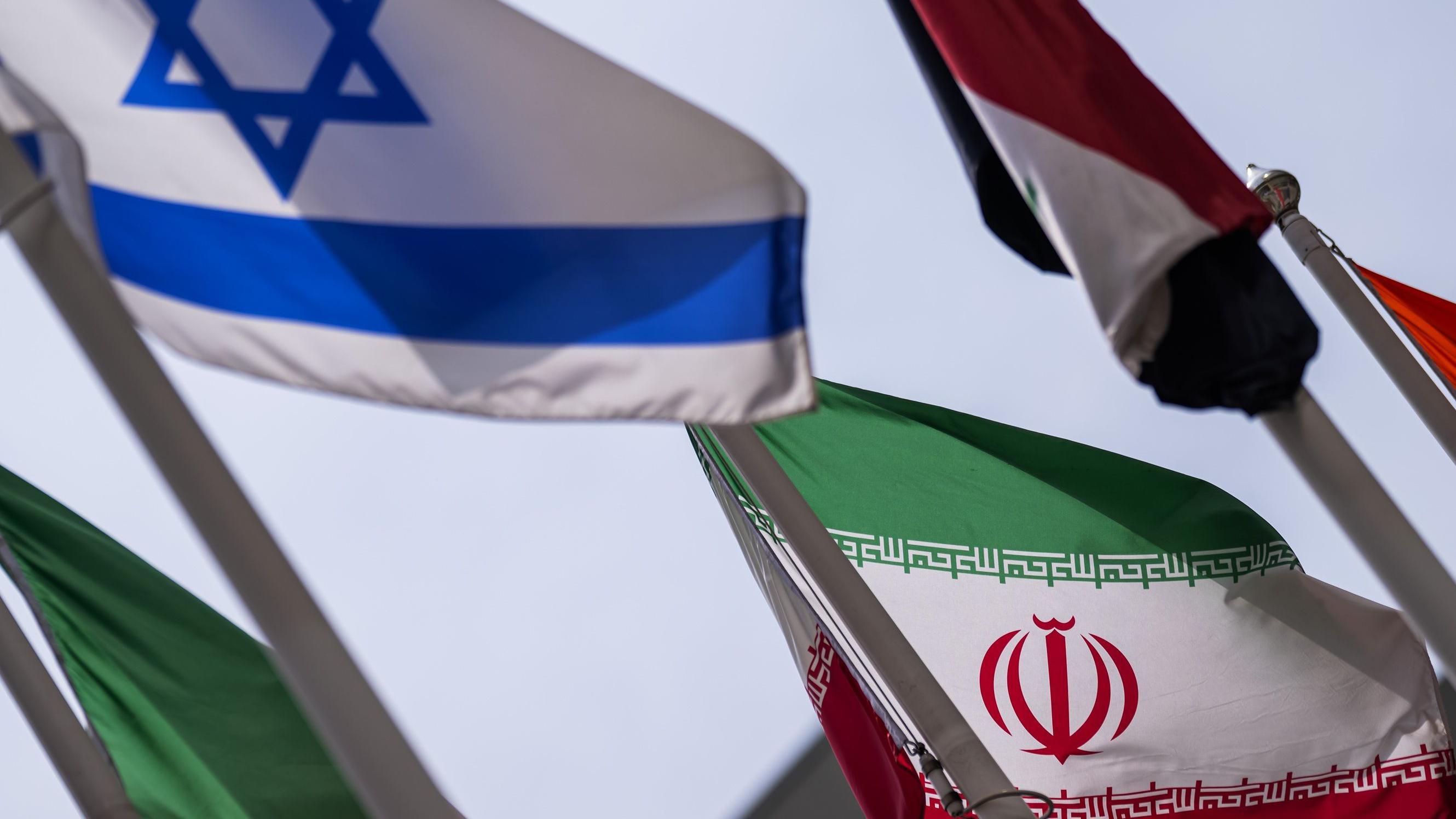 في الشرق الأوسط، هل نشهد عودة إلى الحرب الباردة؟- جولة الصحافة 12 رُفعت أعلام إيران وإسرائيل خلال اجتماع مجلس محافظي الوكالة الدولية للطاقة الذرية في مقرها الرئيسي في فيينا، النمسا، بتاريخ 23 يونيو/حزيران 2025.