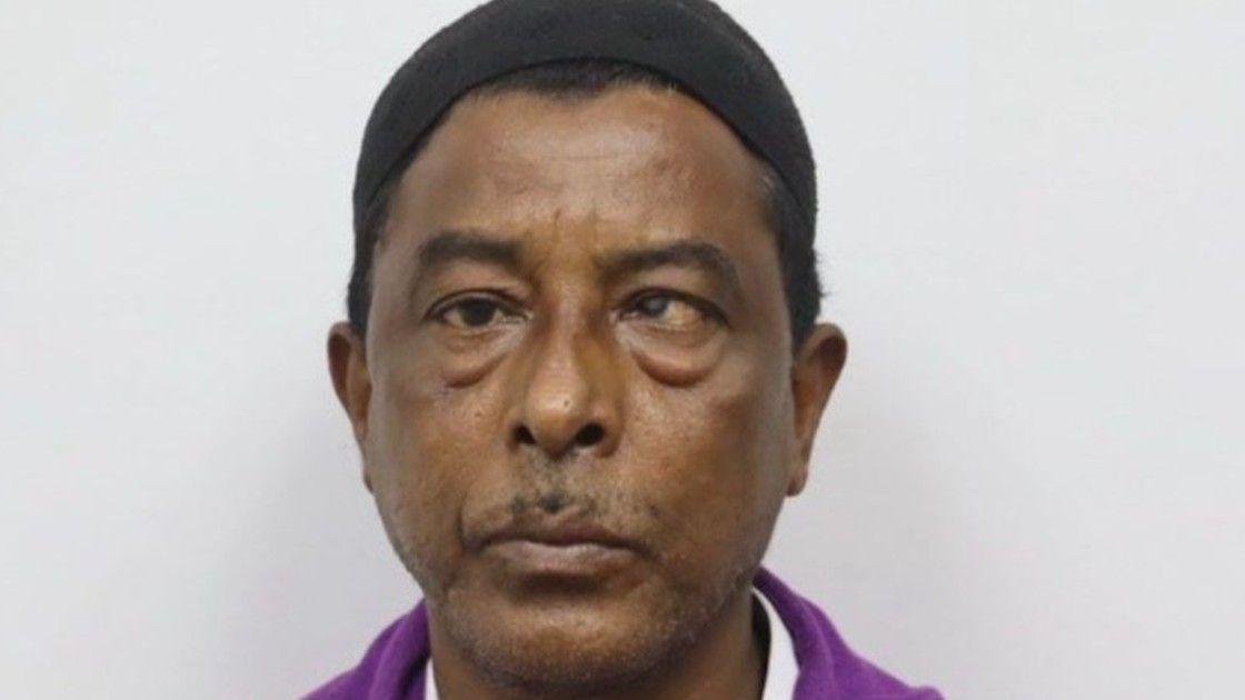 Nurul Amin Shah Alam en la foto con un traje violeta. 