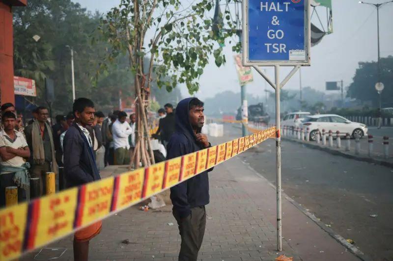 okupljeni na mestu eksplozije iza policijske trake
