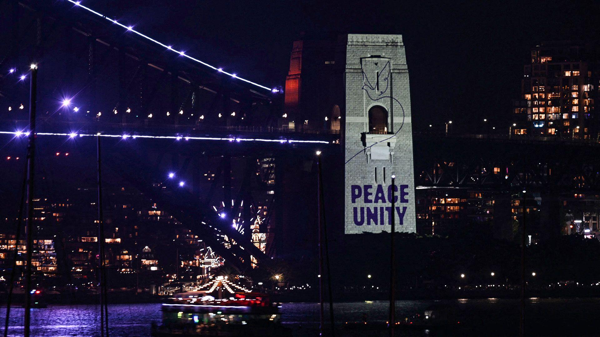Un mensaje que dice "Paz, Unidad" se proyecta en el pilón del puente del puerto de Sídney.