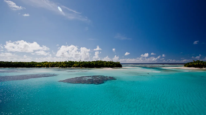 إحدى جزر تشاغوس تغطيها الأشجار تتوسط المحيط.