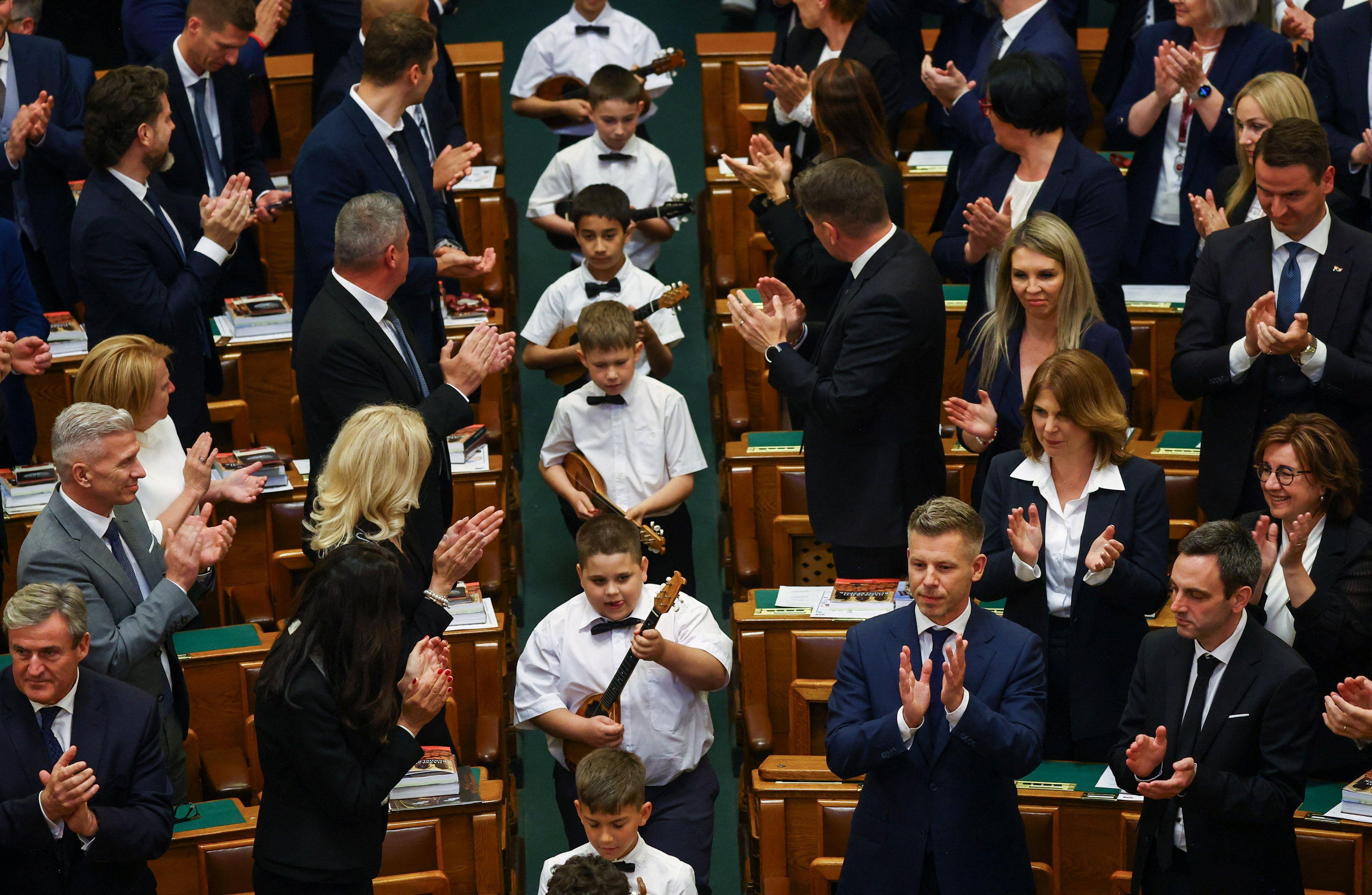 dečaci sa tamburicama u mađarskom parlamentu