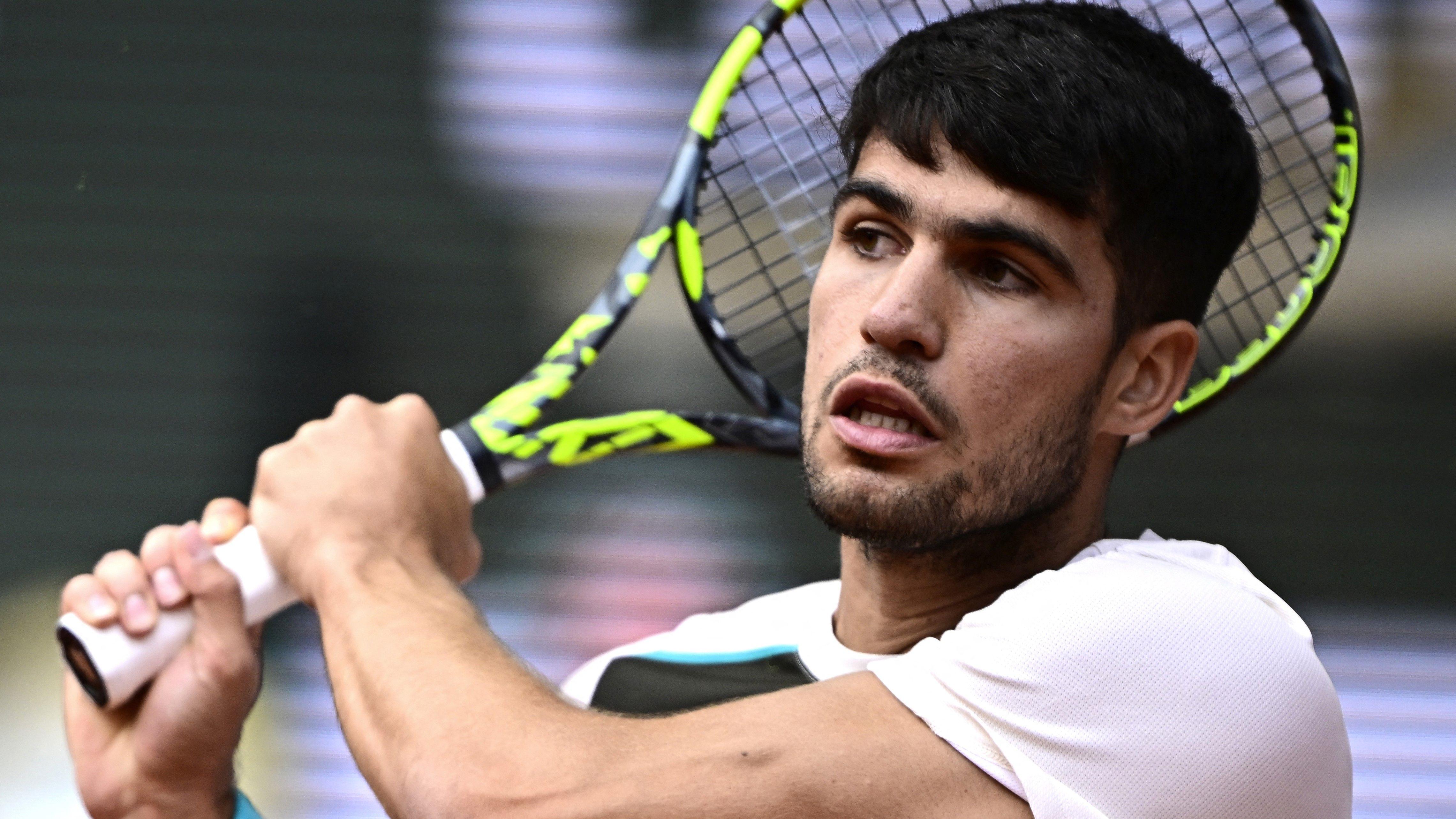 French Open final: Alcaraz and Sinner on serve in high-quality first set