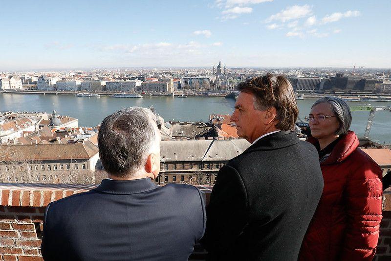 Bolsonaro e Orb&aacute;n observam vista de Budapeste