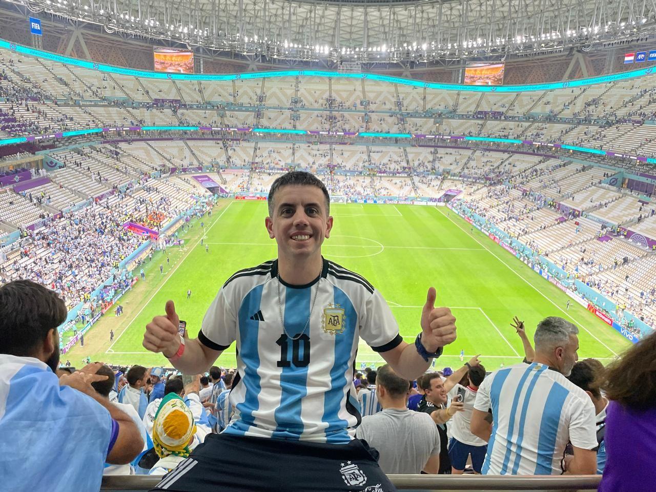 아르헨티나 유니폼을 입고 축구 경기장 관중석에 앉은 남성의 모습