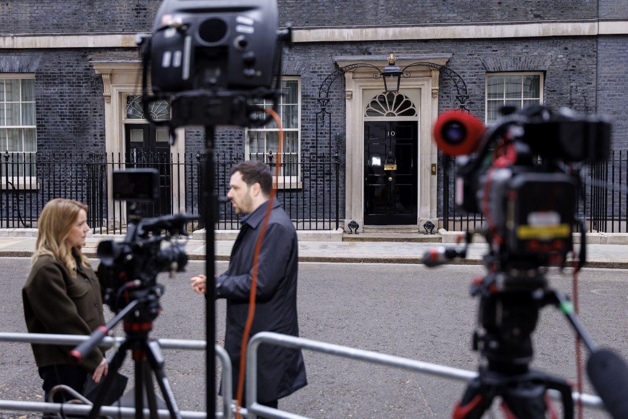 Membros da m&iacute;dia relatam do lado de fora da 10 Downing Street, em Londres, Reino Unido    