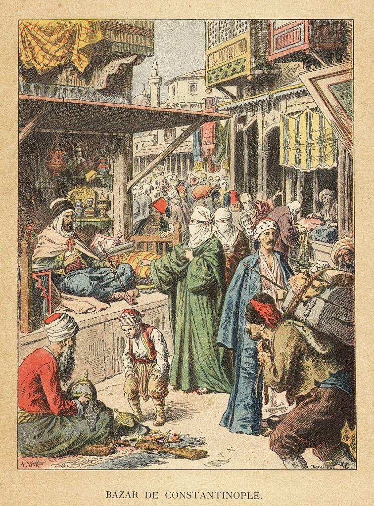 مشهد من سوق في إسطنبول عام 1890. نساء محجبات يساومن صاحب متجر مستلقياً على أريكة، وطفل يرتدي عمامة وسروالاً فضفاضاً ينظر إلى الخوذ والأسلحة، فيما يحمل تاجر صندوقاً ثقيلاً من البضائع. وهي مطبوعة حجرية ملونة أنجزها س. كراكوف انطلاقاً من رسم لفريديريك ليكس، ورد في كتاب شارل ديلون "شعوب الأرض"، باريس، 1890.

