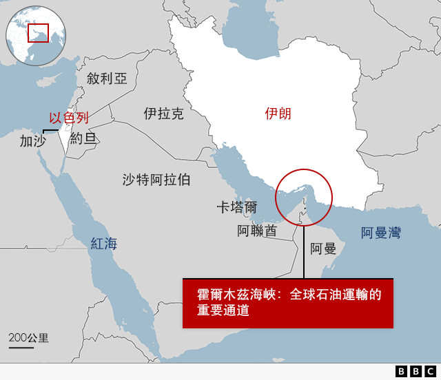 地圖顯示霍爾木茲海峽的位置，這條狹窄的海上通道位於北邊的伊朗與南邊的阿曼和阿聯酋之間。