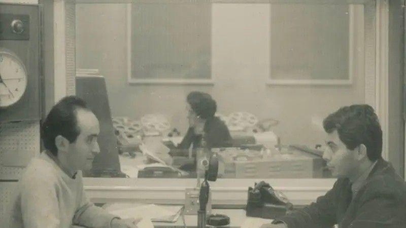 Vladimir Herzog e Fernando Pacheco Jordão em transmissão da BBC, em 1965