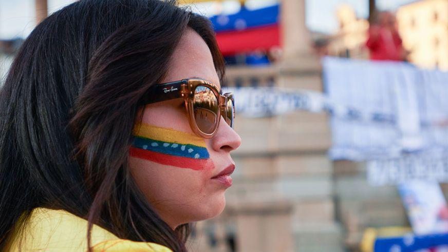 Una joven venezolana en una manifestación de la oposición.