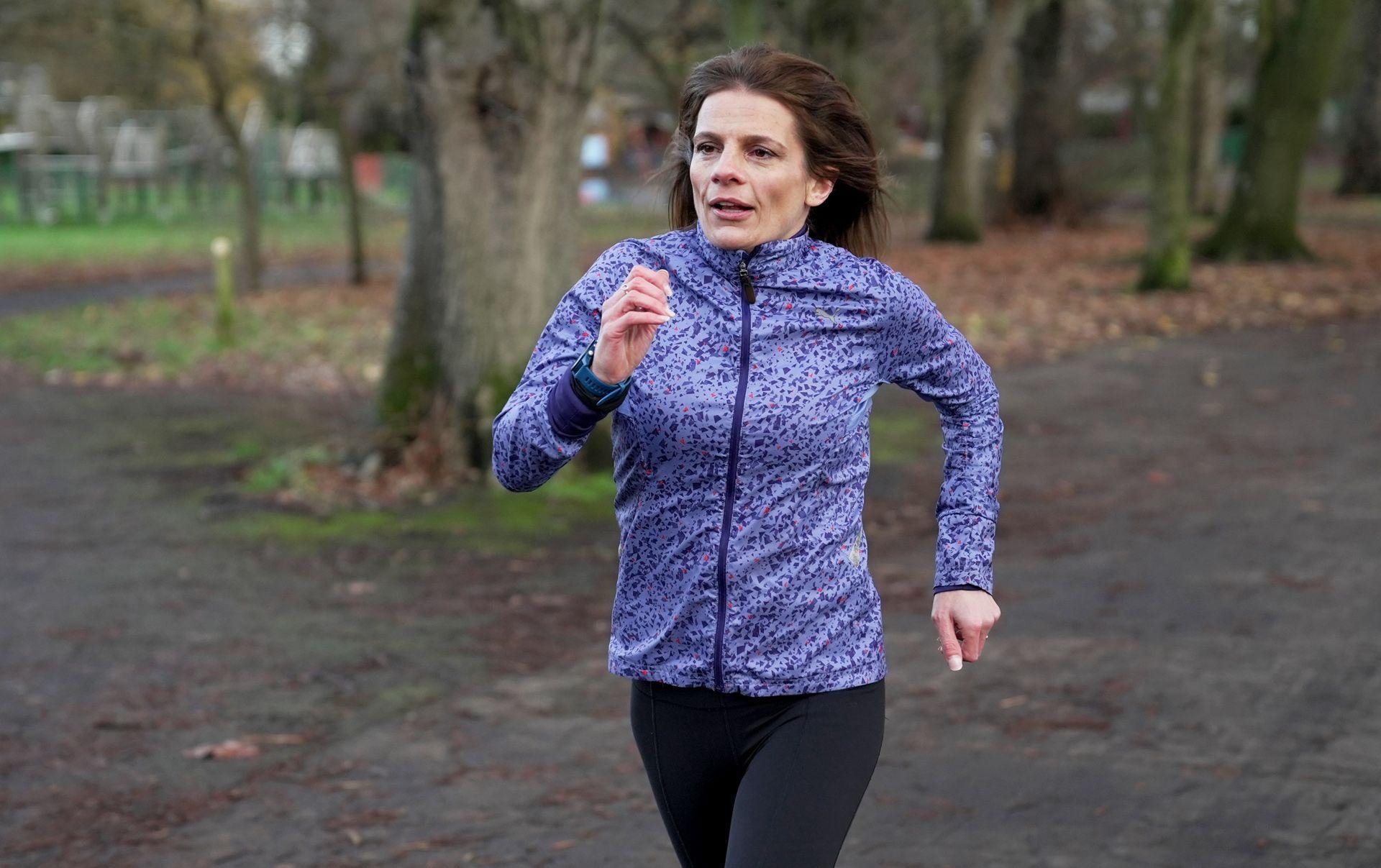 作者露絲·克萊格（Ruth Clegg），一位棕色頭髮、穿著紫色運動外套的女性，在公園的跑道上奔跑